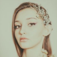 Цветочная нежность: портрет с повязкой и цветами :: Джованни Луче Цветочная нежность: портрет с повязкой и цветами :: Джованни Луче