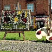 Ещё целый месяц лета, с цветочной нежной смесью :: Татьяна Помогалова