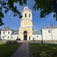 Надвратная колокольня и Святые врата Коневского монастыря :: Наталия Павлова