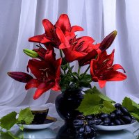 Лилии и виноград :: Людмила Павловна Крышковец