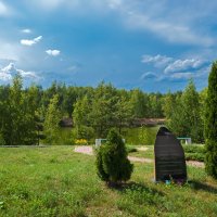 Памятный камень у церкви Всех Святых :: Александр Синдерёв
