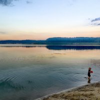 Единение с закатом. Маленький сын и бескрайняя гладь воды. :: Вероника Парилова