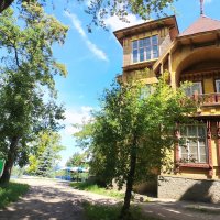 Старинный особнячок на берегу Волги. :: Надежда Старинный особнячок на берегу Волги. :: Надежда