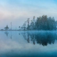 Остров на озере в утреннем тумане :: Даниил hirviphoto.art