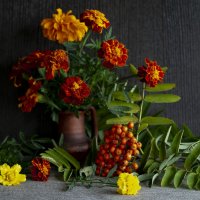 натюрморт с бархатцами :: Наталья Крюкова