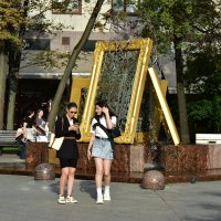 девушки у Фонтана искусств. :: Наталья Вязигина