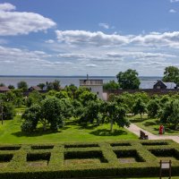 Вид на Митрополичий сад со стен Ростовского Кремля :: ирина )))