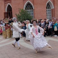Парить над суетой сует и улыбаться, возрождая старинный танец менуэт. :: Люба Парить над суетой сует и улыбаться, возрождая старинный танец менуэт. :: Люба