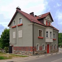 Уцелевший домик :: Сергей Карачин