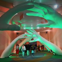 Гигантские руки встречают гостей. :: Татьяна Помогалова Гигантские руки встречают гостей. :: Татьяна Помогалова