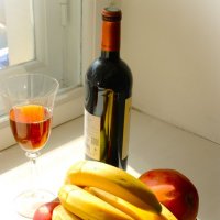 Натюрморт с вином и фруктами :: Александр Чашин