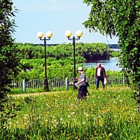 Июнь...На одуванчиковой полянке в церковном парке! :: Владимир Июнь...На одуванчиковой полянке в церковном парке! :: Владимир