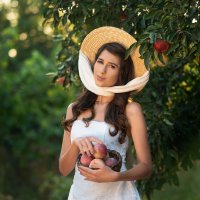 Мария в яблочном саду :: Viktoria Anufrieva