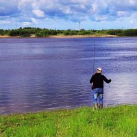 Июль...Рыбак и свет на воде! :: Владимир 