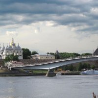 Вид на Новгородский кремль и Пешеходный мост :: Александр Ильчевский 