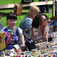 Ярмарочные ожидания мастериц :: Анатолий Колосов