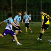 Ночью люди играют в футбол. :: Наталья Вязигина