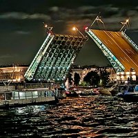 У разведенного моста. :: Vladimir Semenchukov