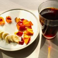 Натюрморт с бананом и персиками :: Александр Чашин