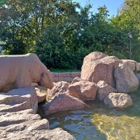 Изюминка  фонтана, ну очень большая изюминка - каменный медведь :-) :: Лия ☼