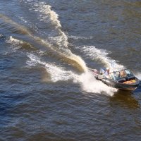 На катере :: Дмитрий И_