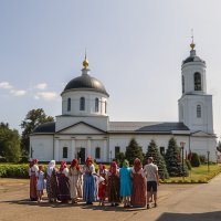 Хороводы на фоне Церкви Троицы Живоначальной (Сергия Радонежского) :: Сергей Цветков