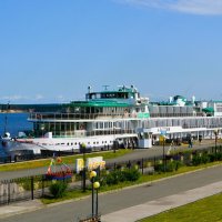 Чебоксары. Пассажирский теплоход "А.С. Попов" у причала речного вокзала. :: Пётр Чернега