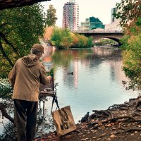 Художник рисующий городской пейзаж :: Владимир Калеев