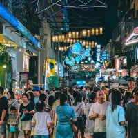 Вечером на торговой улице :: Дмитрий Вечером на торговой улице :: Дмитрий