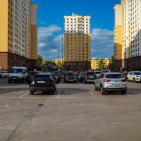 Во дворе высотных домов :: Александр Синдерёв