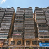 Зарешеченные окна - типичны пейзаж жилых кварталов в маленьких городах китайской провинции :: Дмитрий 