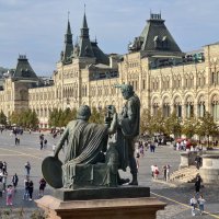 ГУМ и памятник Минину и Пожарскому :: <<< Наташа >>> ГУМ и памятник Минину и Пожарскому :: <<< Наташа >>>