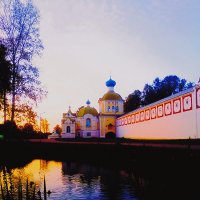 Осенний вечер возле монастыря :: Сергей Кочнев Осенний вечер возле монастыря :: Сергей Кочнев