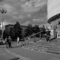 У торгового центра :: Александр Синдерёв