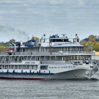 Круизный теплоход на Волге :: Алексей Р.