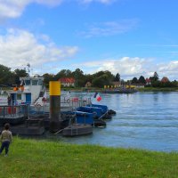 Пришёл паром из Франции :: Юрий. Шмаков Пришёл паром из Франции :: Юрий. Шмаков