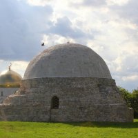 Северный мавзолей (14 век), за ним современное здание Памятный знак в честь принятия ислама :: Марина Валиуллина