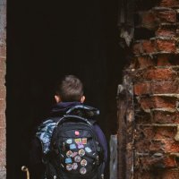 Ребенок в заброшенном здании :: Александр Морозов