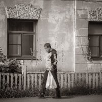 Прохожий с пакетом сентябрьским днём :: Алексей Трифонов