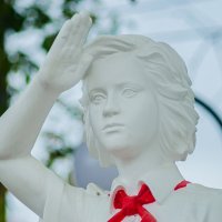 Скульптура пионерки. город Курск :: Руслан Васьков Скульптура пионерки. город Курск :: Руслан Васьков