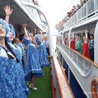 на теплоходе музыка играет... :: Константин Трапезников