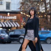 Мария в образе брюнетки, в модной мини юбке с принтом зебры и туфлях :: Viktoria Anufrieva