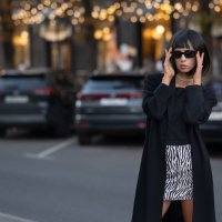 Мария в образе брюнетки, в модной мини юбке с принтом зебры и стильных очках :: Viktoria Anufrieva