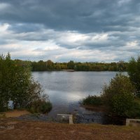 Пасмурный пейзаж с озером :: Александр Синдерёв
