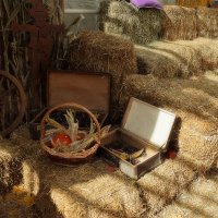 Фотозона - сеновал со старинными чемоданами. :: Татьяна Помогалова