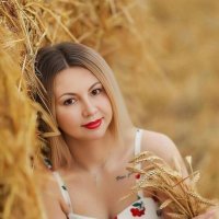 Девушка в поле :: Ольга