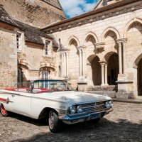 Кадиллак для свадьбы в аббатстве г. Понтиньи :: Георгий А Кадиллак для свадьбы в аббатстве г. Понтиньи :: Георгий А