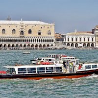 В Венеции слова "погулять" и "потолкаться" синонимы :: Alexandеr P