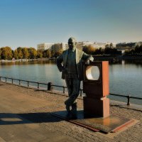 Памятник Владимиру Зворыкину — изобретателю телевидения у пруда в Останкино. :: Татьяна Помогалова