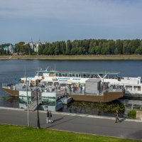 Прогулочный катер «Владимир Ершов» у тверского причала. Река Волга. :: Михаил "Skipper" Прогулочный катер «Владимир Ершов» у тверского причала. Река Волга. :: Михаил "Skipper"